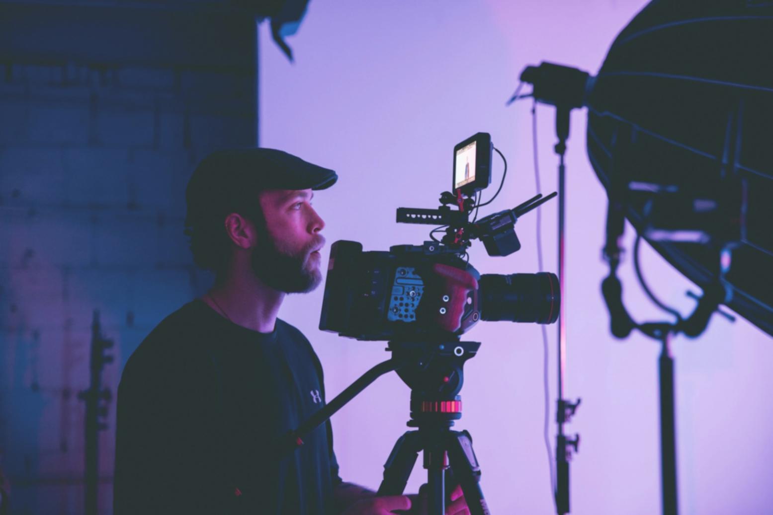 Arbeitsplatz eines Videobearbeitungsexperten mit mehreren Monitoren und professioneller Ausrüstung